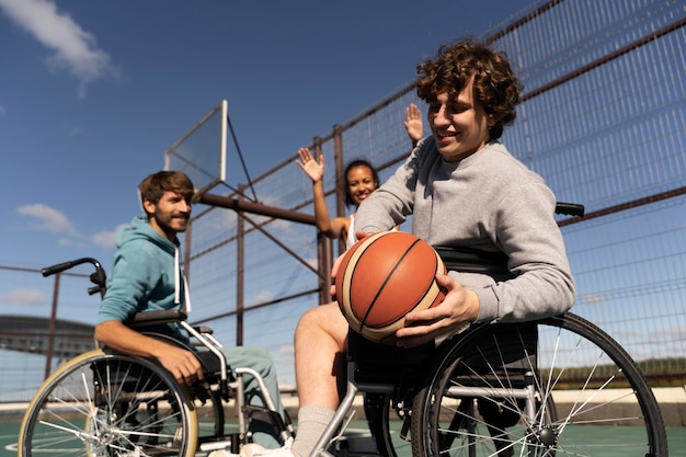 Free photo medium shot happy friends playing basketball