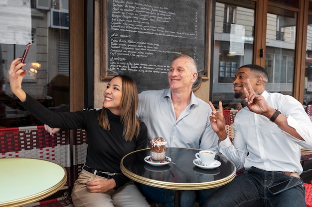 Free photo medium shot happy friends taking selfie