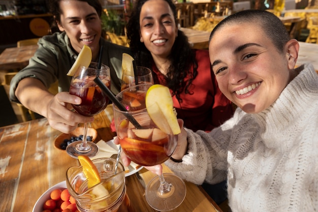 Foto gratuita amici felici del colpo medio che prendono selfie