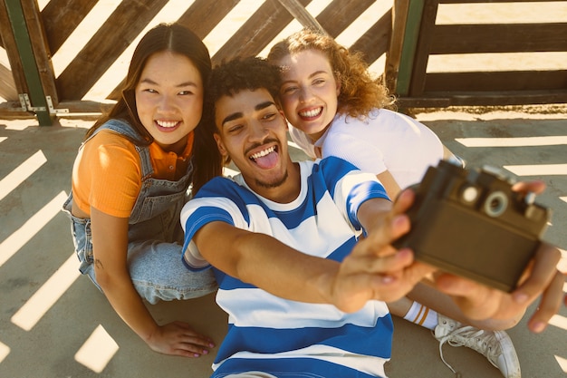 Amici felici del colpo medio che prendono selfie