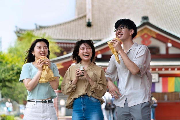 おいしい料理とミディアムショットの幸せな友達