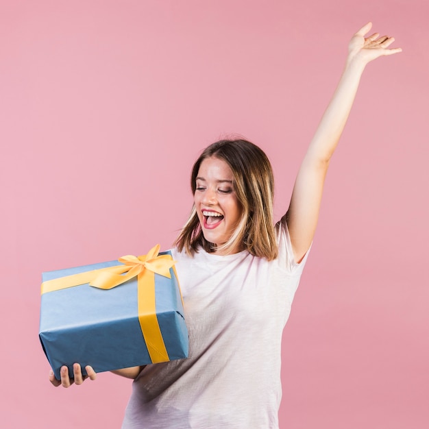 Средний снимок счастливая девушка держит подарок