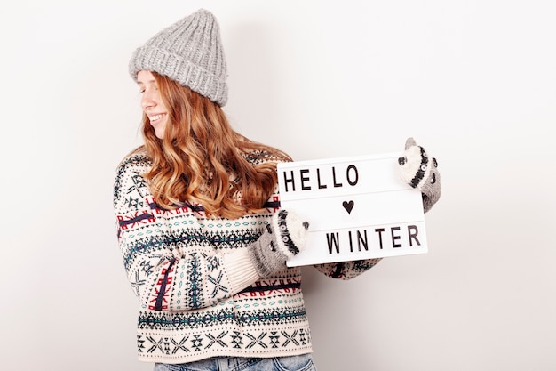 Средний снимок счастливая девушка держит привет зимний знак