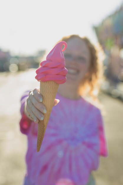 Средний снимок счастливая девушка с мороженым