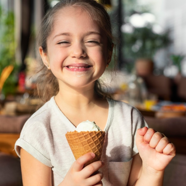 Средний снимок счастливая девушка с мороженым