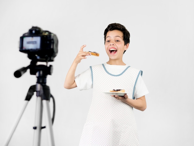 Free photo medium shot happy kid holding dessert