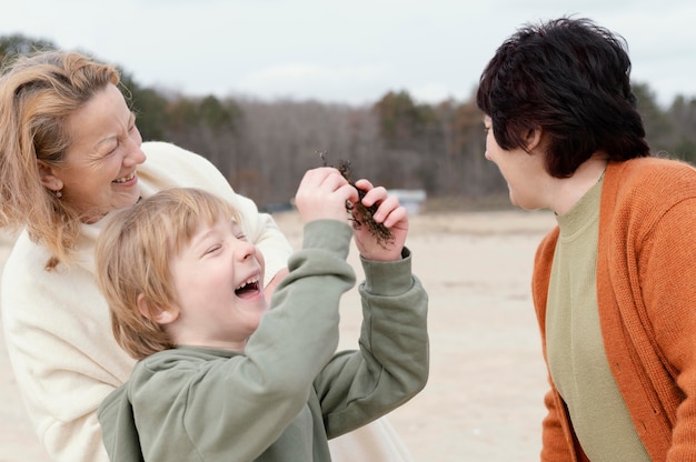 무료 사진 중간 샷 행복 한 아이 지주 공장