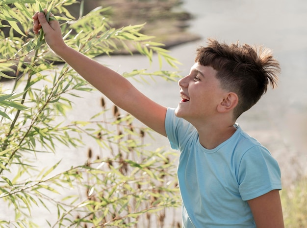 Ragazzo felice di tiro medio in natura