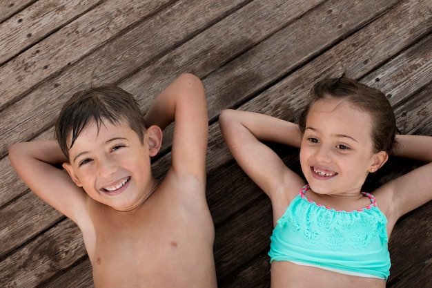 Foto gratuita bambini felici di tiro medio all'aperto