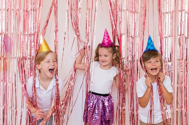 Средний снимок счастливых детей в праздничных шляпах
