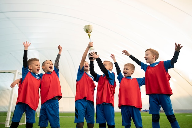 Foto gratuita bambini felici di tiro medio con premio