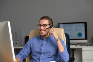 Free photo medium shot of happy manager working in call centre