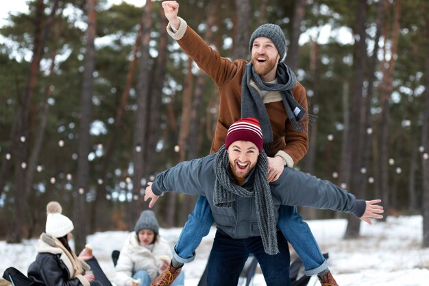 Средний план счастливых мужчин в зимнее время