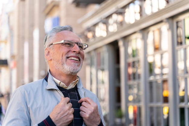 Free photo medium shot happy old man outdoors