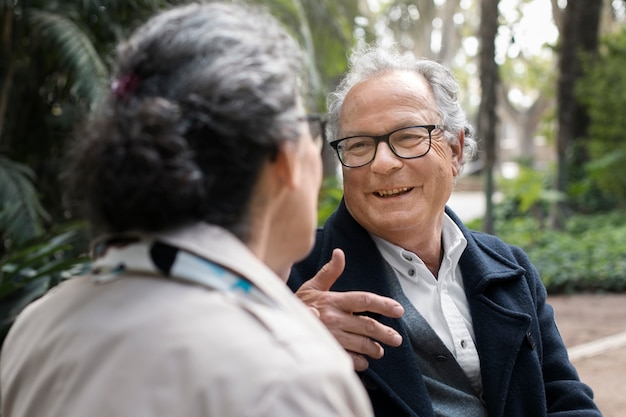 Incontri con persone anziane felici di piano medio