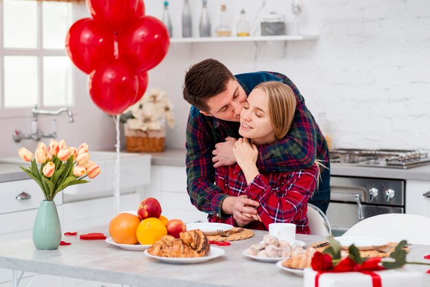 Средний снимок счастливых партнеров на кухне