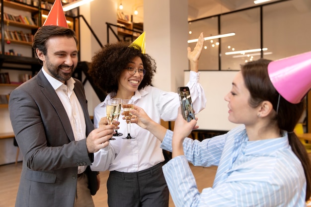 Foto gratuita persone felici di tiro medio che celebrano