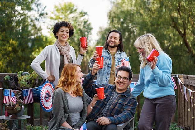 Foto gratuita persone felici di tiro medio che celebrano