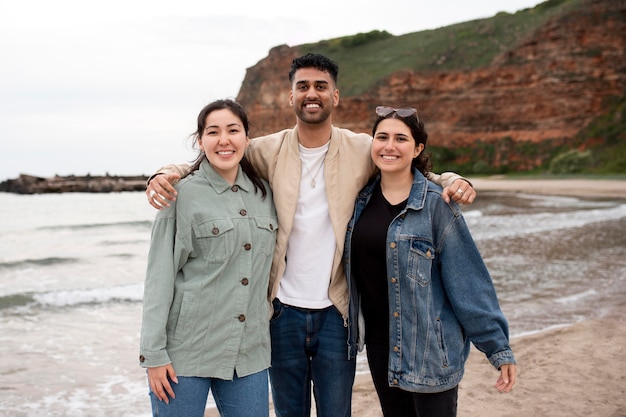 Free photo medium shot happy people at seaside