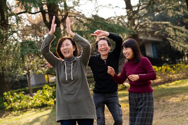 一緒に歩いているミディアムショットの幸せな人々