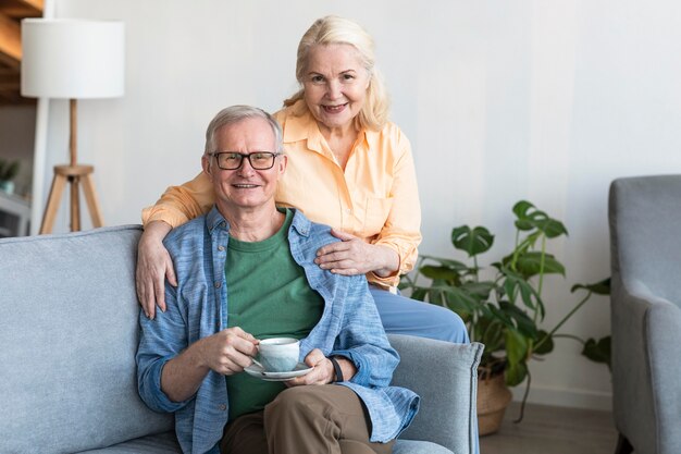 Средний снимок счастливая пара пенсионеров