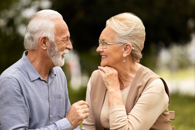 Средний снимок счастливая старшая пара