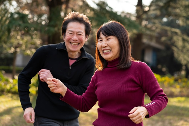 무료 사진 미디엄 샷 행복한 노인들