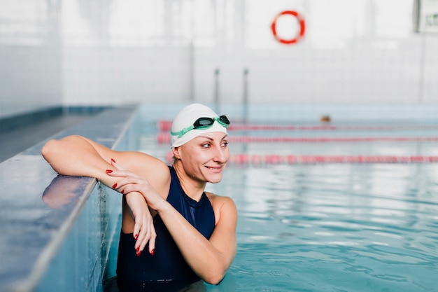 Free photo medium shot of happy swimmer