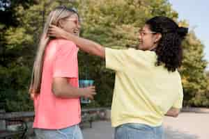 Foto gratuita ragazze adolescenti felici del colpo medio