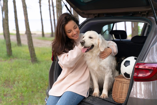 Средний снимок счастливая женщина, держащая собаку