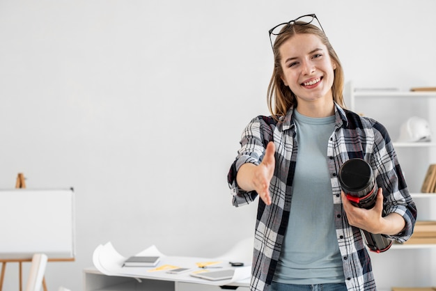 自宅でミディアムショットの幸せな女性