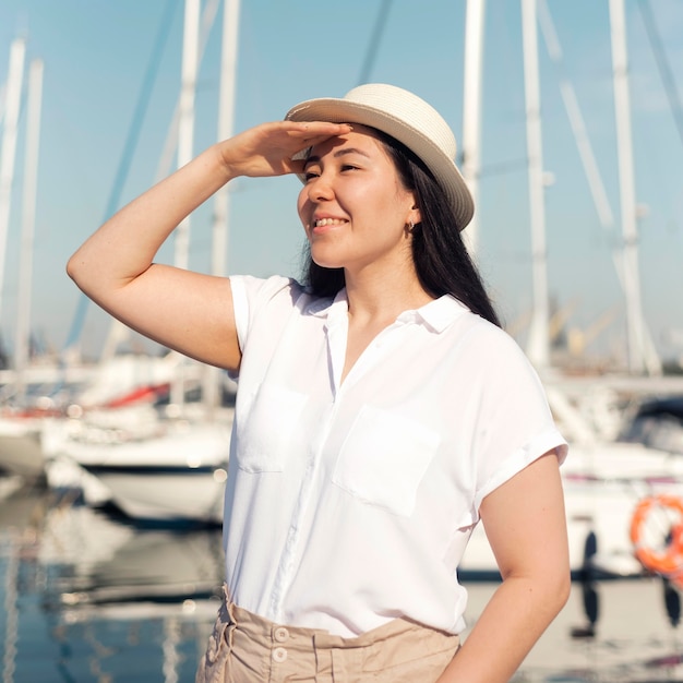 Foto gratuita donna felice del colpo medio che distoglie lo sguardo