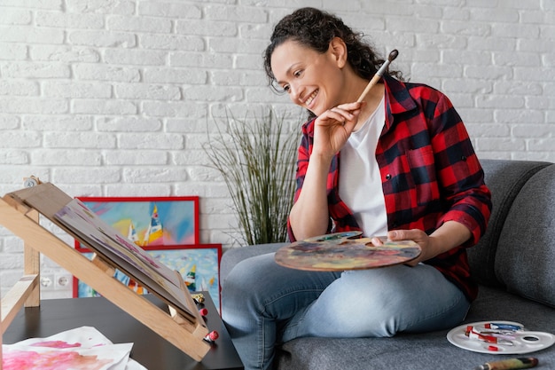 Foto gratuita pittura della donna felice del colpo medio