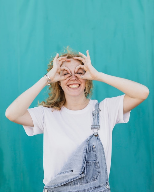 Foto gratuita posa felice della donna del colpo medio