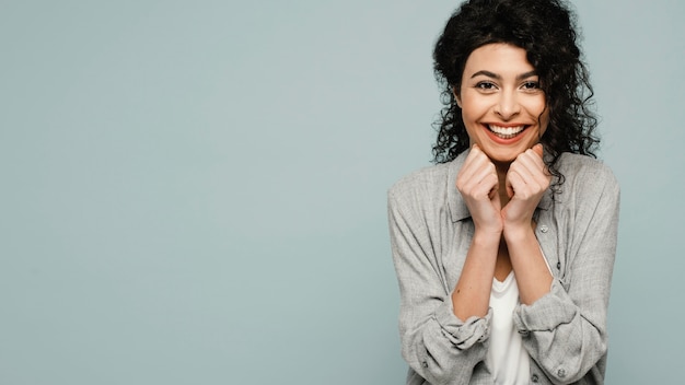 Foto gratuita donna felice del colpo medio con copia-spazio