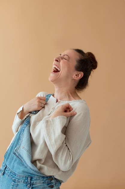 Foto gratuita colpo medio donna felice