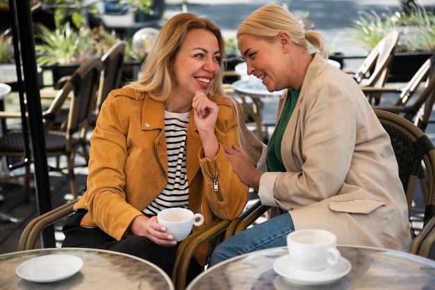 Foto gratuita donne felici del colpo medio che chiacchierano