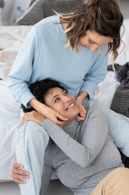 屋内でミディアムショットの幸せな女性