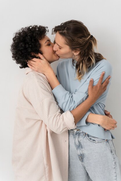 ミディアムショットの幸せな女性のキス