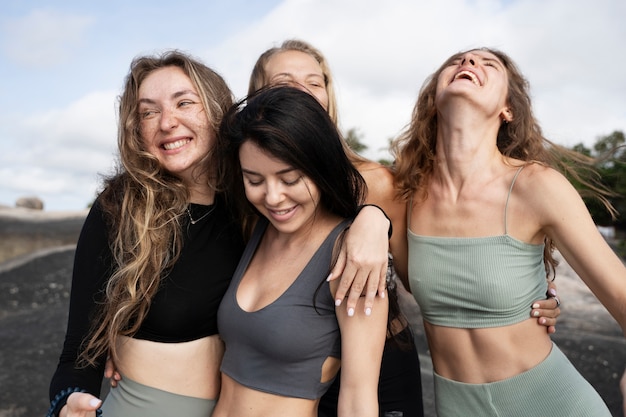 Бесплатное фото Средний план счастливых женщин на открытом воздухе