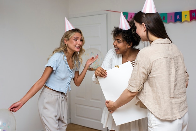 Foto gratuita donne felici a tiro medio alla festa