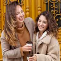 Free photo medium shot happy women with coffee