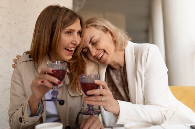 ミディアムショットの幸せな女性と飲み物