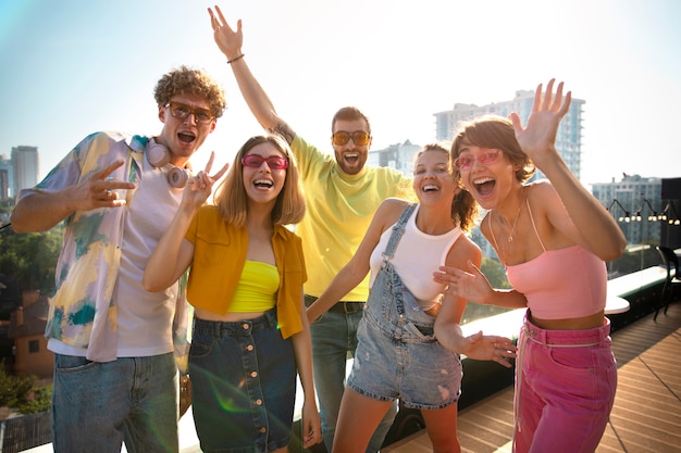 중간 샷 행복한 젊은 사람들이 파티