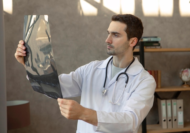 Foto gratuita professionista sanitario di tiro medio al lavoro