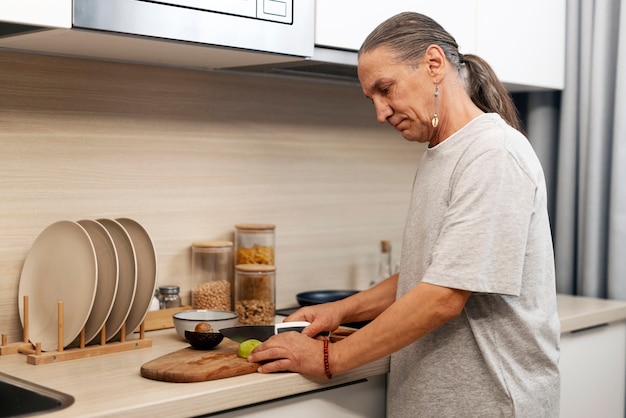 Free photo medium shot indigenous man with food