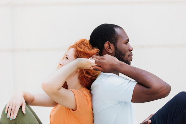 interracial 커플의 중간 샷 다시 손을 잡고