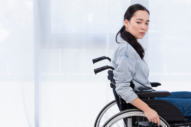 Foto gratuita colpo medio donna invalida