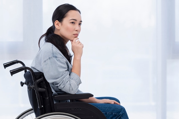 Foto gratuita giovane donna invalida a tiro medio