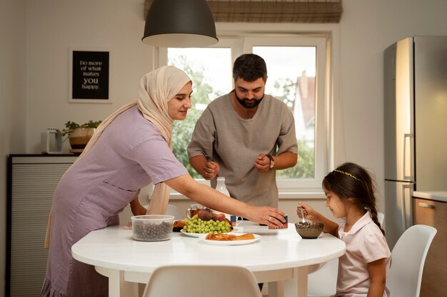 免费照片中景镜头伊斯兰家庭在厨房